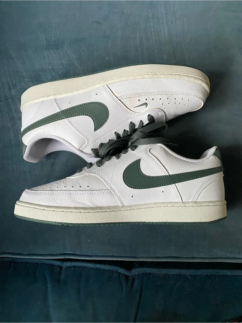 Nike Mens White Low-Top Sneakers with Dark Green Accents size 9.5